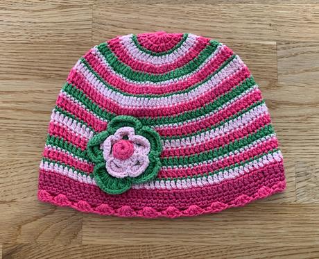 Háčkovaná čepička s kytkou vel. 86/92, 86