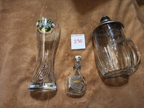 Skleněný korbel, půllitr a malá lahev, 