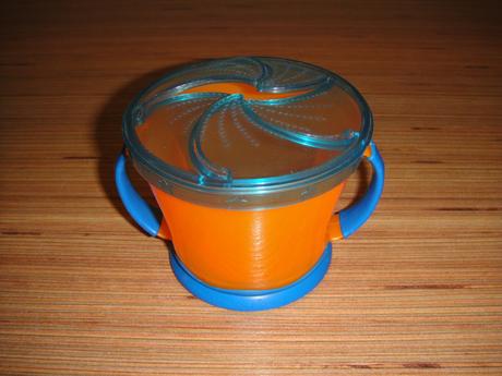 Svačinkový hrneček munchkin,