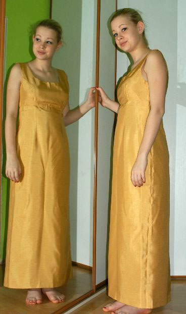 Dlouhé společenské zalatavé šaty i pro anděla, 38