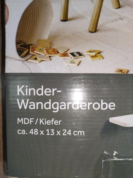 Dřevěný dívčí nástěnný věšák nový,