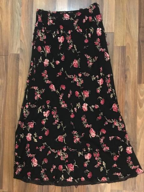 Maxisukně s našitými karafiáty, vel s/m, infinite, 38