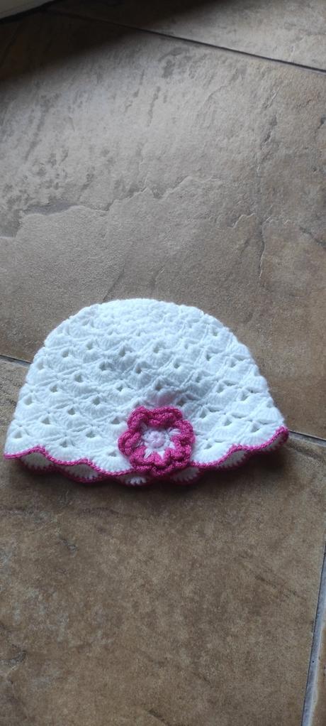 Čepice háčkovaná bílá, 104