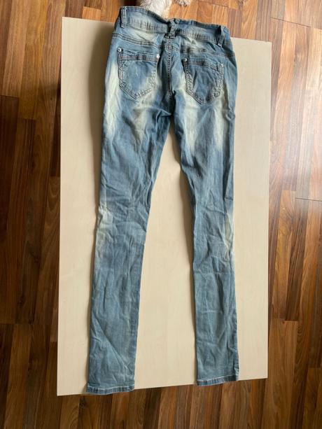 Děravé džíny s kamínky, vel l spíše asi menší, za, m