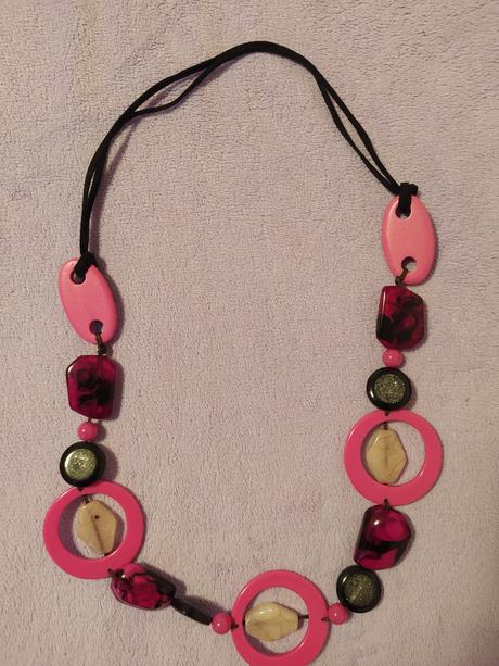 Náhrdelník tvrdý plast, 