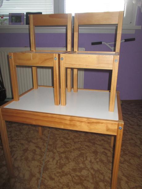 Stoleček se 2 židličkami ikea, 
