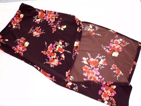 Tmavohnedá s kvetmi, l