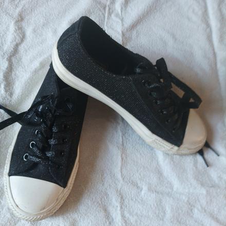 Černé lesklé plátěnky, 37