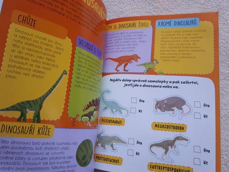 Samolepková knížka dinosauři,