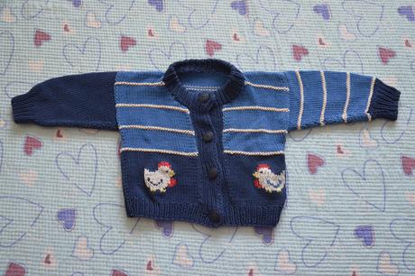 Tm modrý svetr se slepičkami, 74