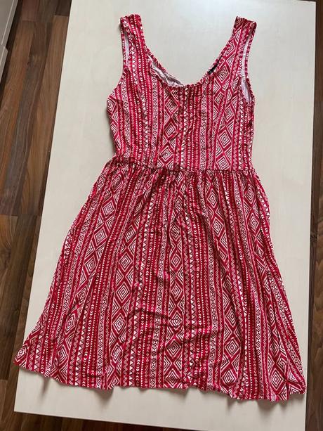 Šaty vzorek s průstřihem zad, vel m, fb sister, m