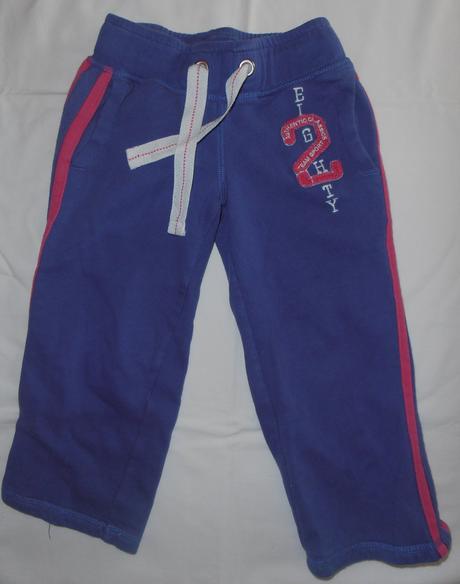 T87. fialové hrubší tepláky 2-3 roky, next,98