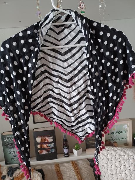 Černobílý šátek s bambulkami, takko,134