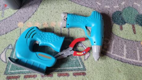 Dětský pracovní stolek a nářadí,