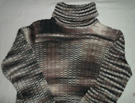 Krásný černo- bílý melírovaný svetr rolák, l