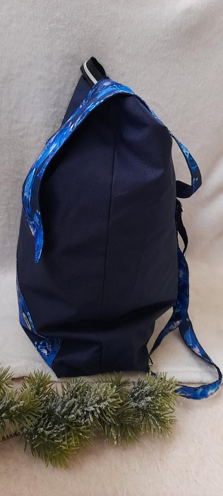 Městský prostorný batoh modré květy,