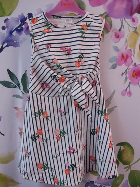 Elastické letní šaty s kvítky, 104