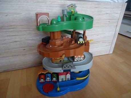 Dráha mašinek + 4 mašinky,