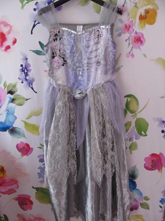 Krásné kostýmové šaty s přehozem čarodějka,