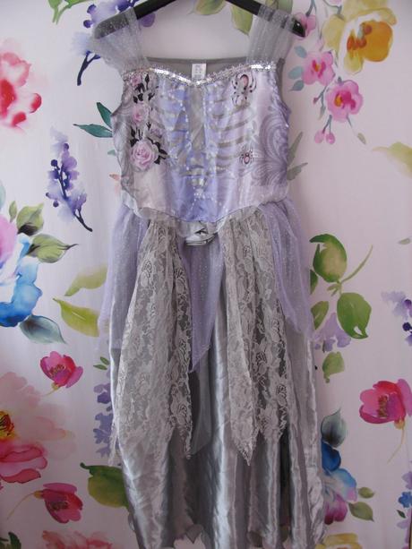 Krásné kostýmové šaty s přehozem čarodějka,