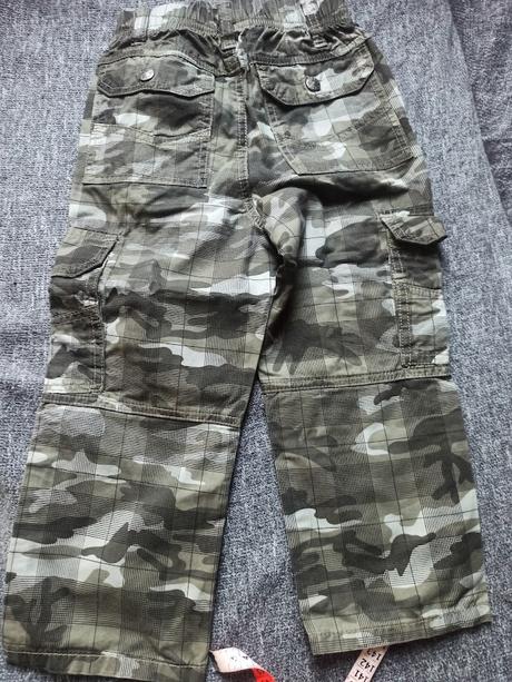 3x plátěné kalhoty,2x kšiltovka,1x vesta,2x triko, 104–116