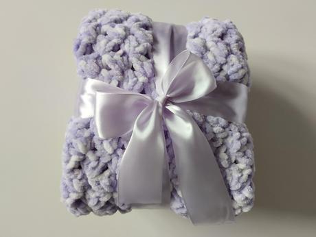 Deka háčkovaná z měkké teplé příze 80x76cm, 