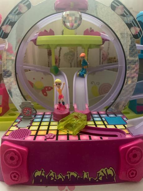 Korčuliarska dráha polly pocket s 2 bábikami, 