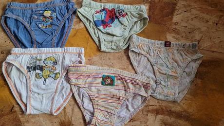 2 x mikina, tepláky, slipy a ponožky, 104–116