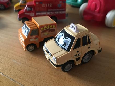 2 malá rychlá autíčka,