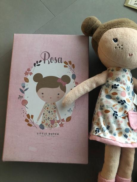 Látková panenka rosa v krabičce zn. little dutch, 