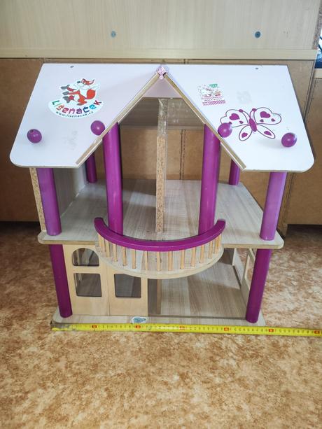 Dvoupatrový dřevěný domeček s nábytkem, 