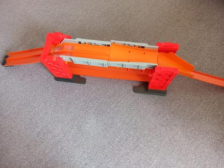 Hot wheels track builder padací most, 