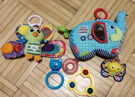 Hračky pro miminko_chrastítka, kousátka, top stav,