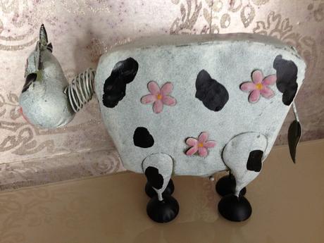 Plechová kravička dekorace balkon zahrada terasa, 