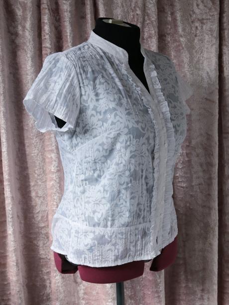 Bílá halenka s kytičkami a flitry vel.44, xxl