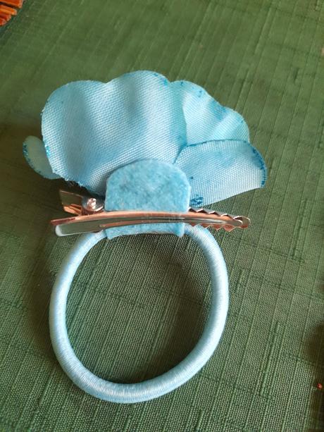 Modrá gumička s květinou a sponkou,