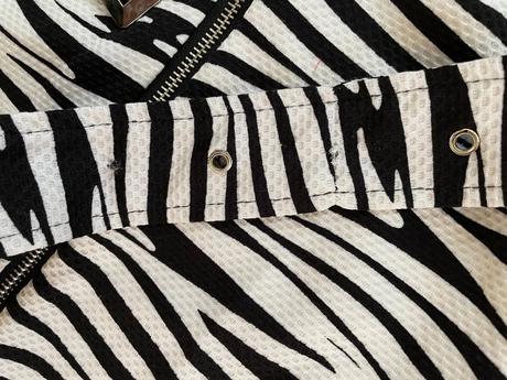 Zebra šaty s páskem s vadou pásku, vel l i méně,, l