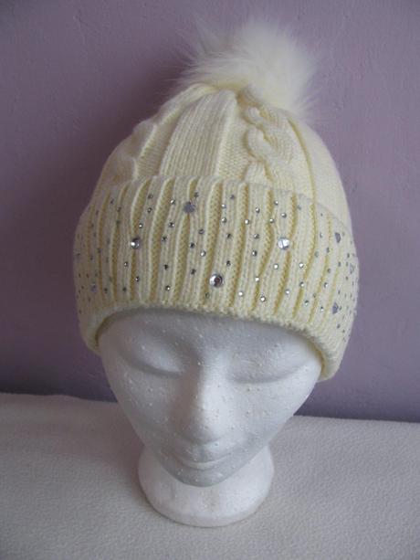 Pletená zimní čepice zdobená kamínky, 98