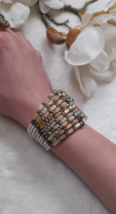 Široký korálkový náramek,