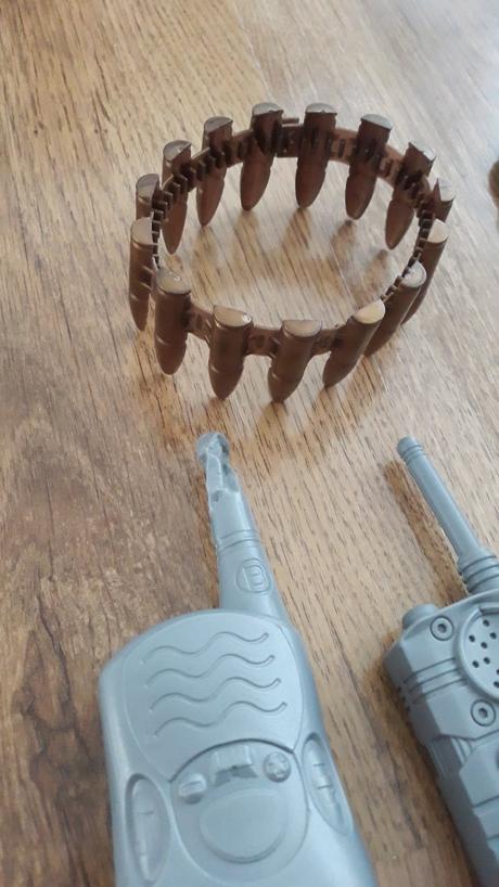 Hračka-vojenské příslušenství.,