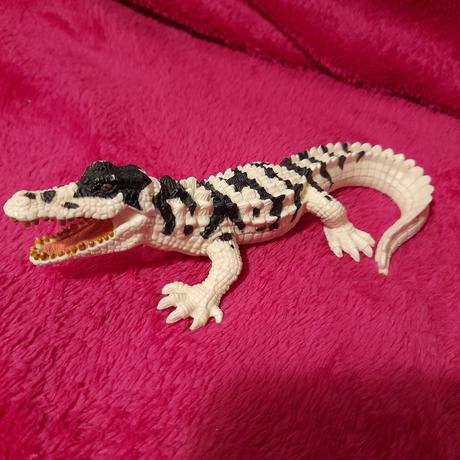 Plstový malý krokodýl bílý,