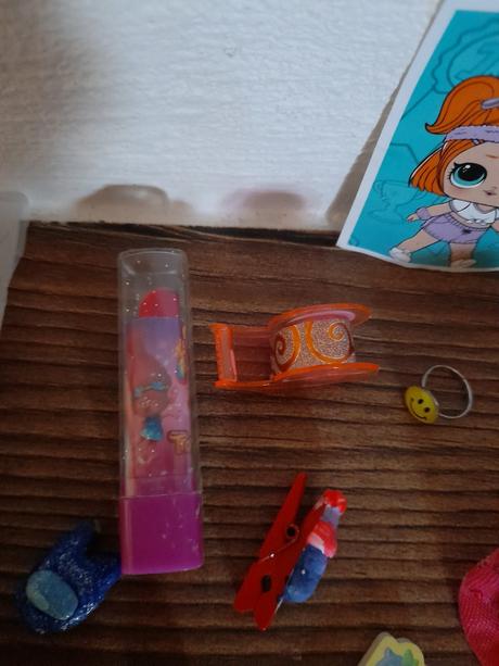 Drobnosti,minnie,nálepky,lol,gumičky,náramky,