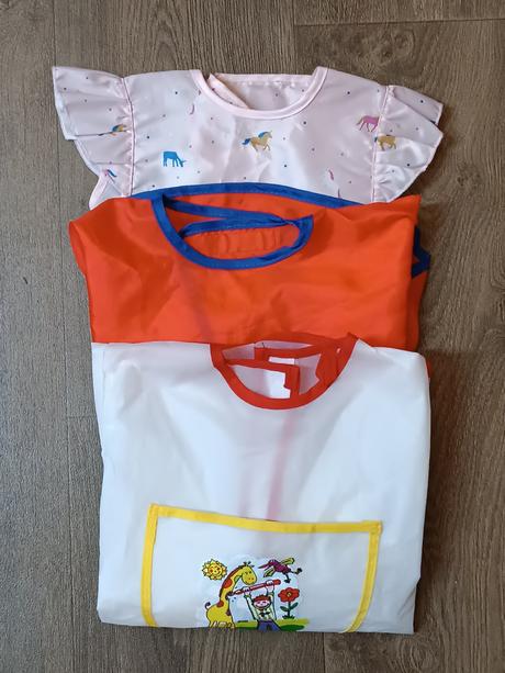 3x zástěrky/bryndáky na výtvarku, 2-6 let, 