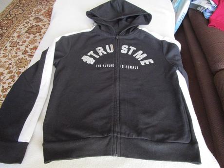 Velmi pěkná černá bavl. mikina s kapucí, z c&a, c&a,146