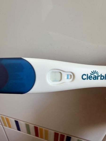 Slabě pozitivní Clearblue test po limitu. Co to znamená?