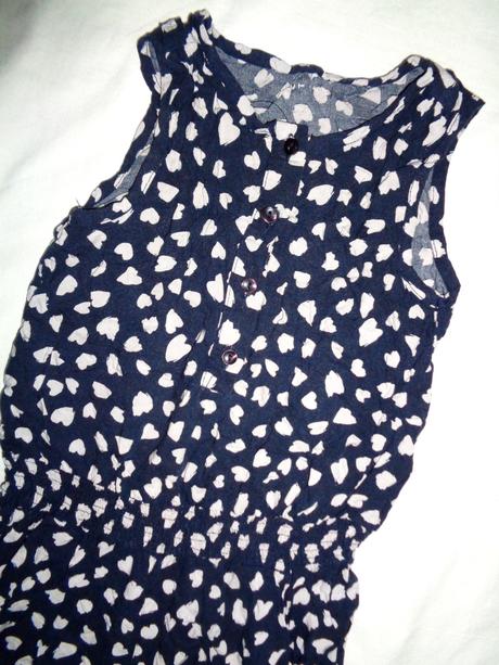 Příjemný modrý letní overal s bílými srdíčky, nutmeg,128