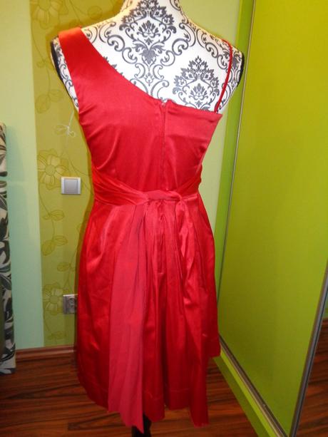Luxusní červené lesklé společenské šaty, 38