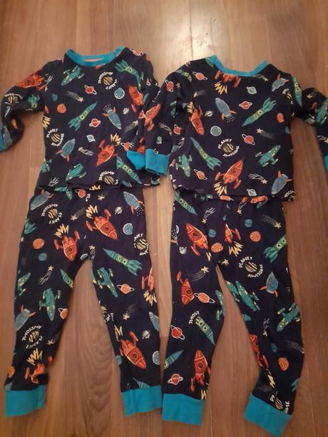 2x krásné pyžamo dlou s raketou na kluka 110, tesco,110