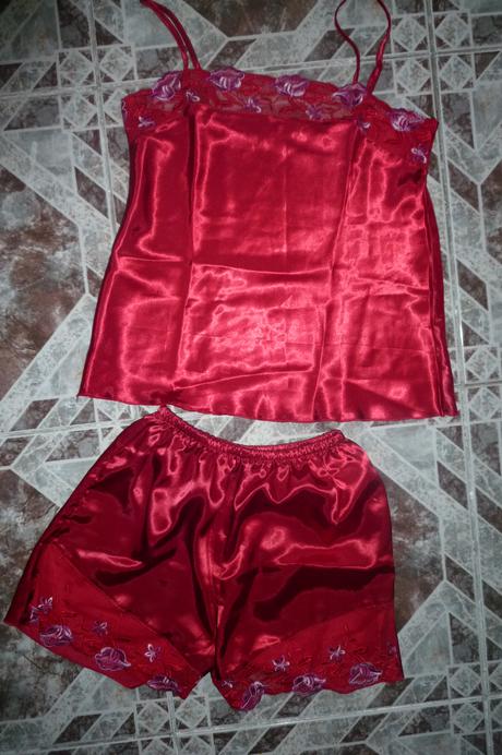 Saténové pyžamo, l