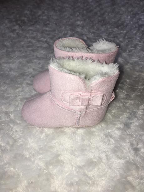 Růžové semišové válenky, 17